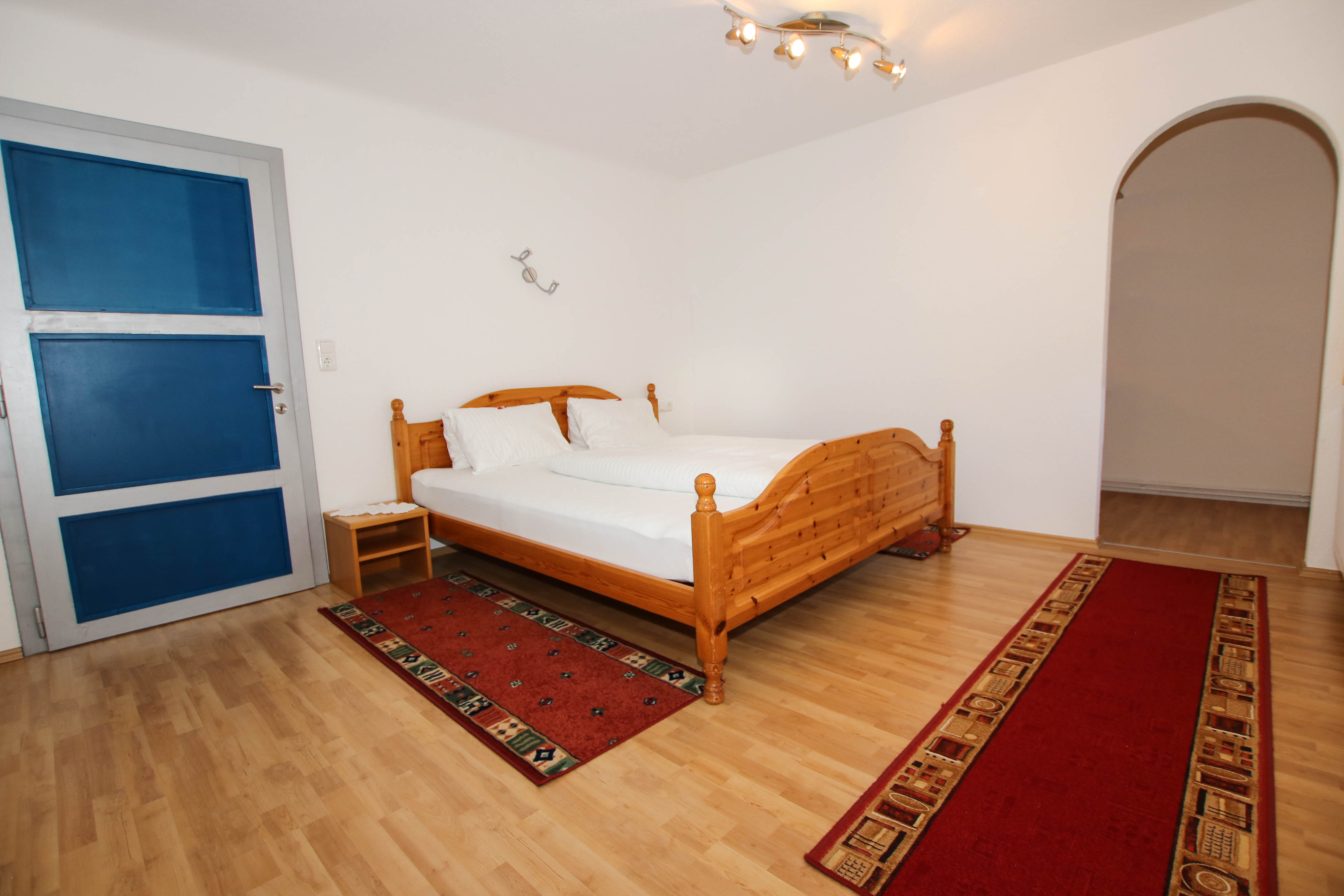 Das größere der zwei Schlafzimmer bietet ein Doppelbett sowie einen begehbaren Kleiderschrank.