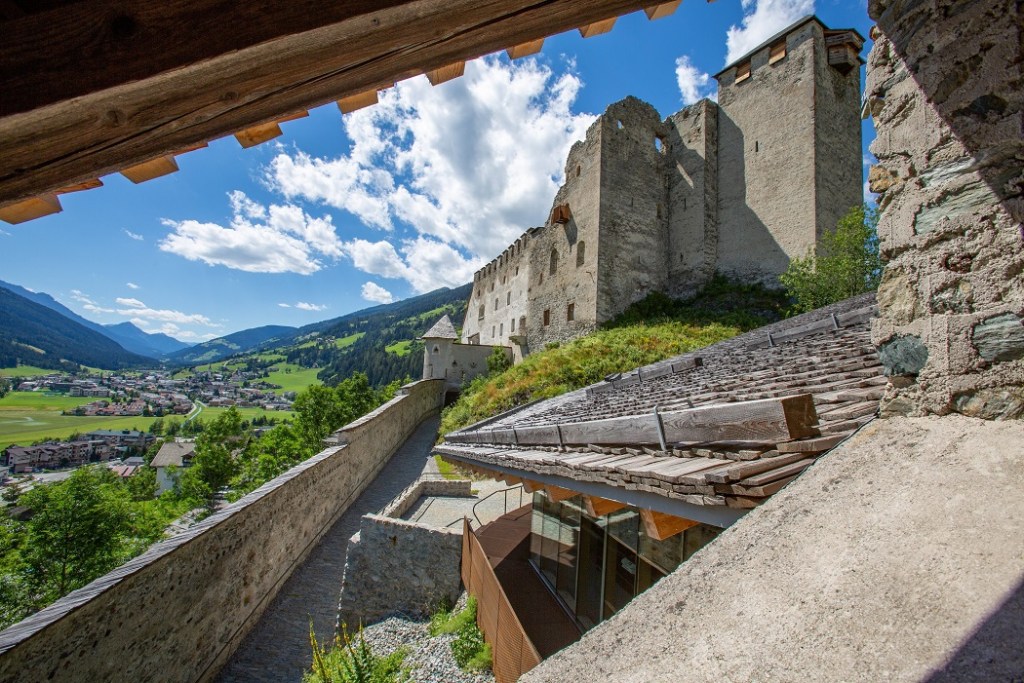Man sieht die Burg Heinfels mit Blick in Richtung Sillian