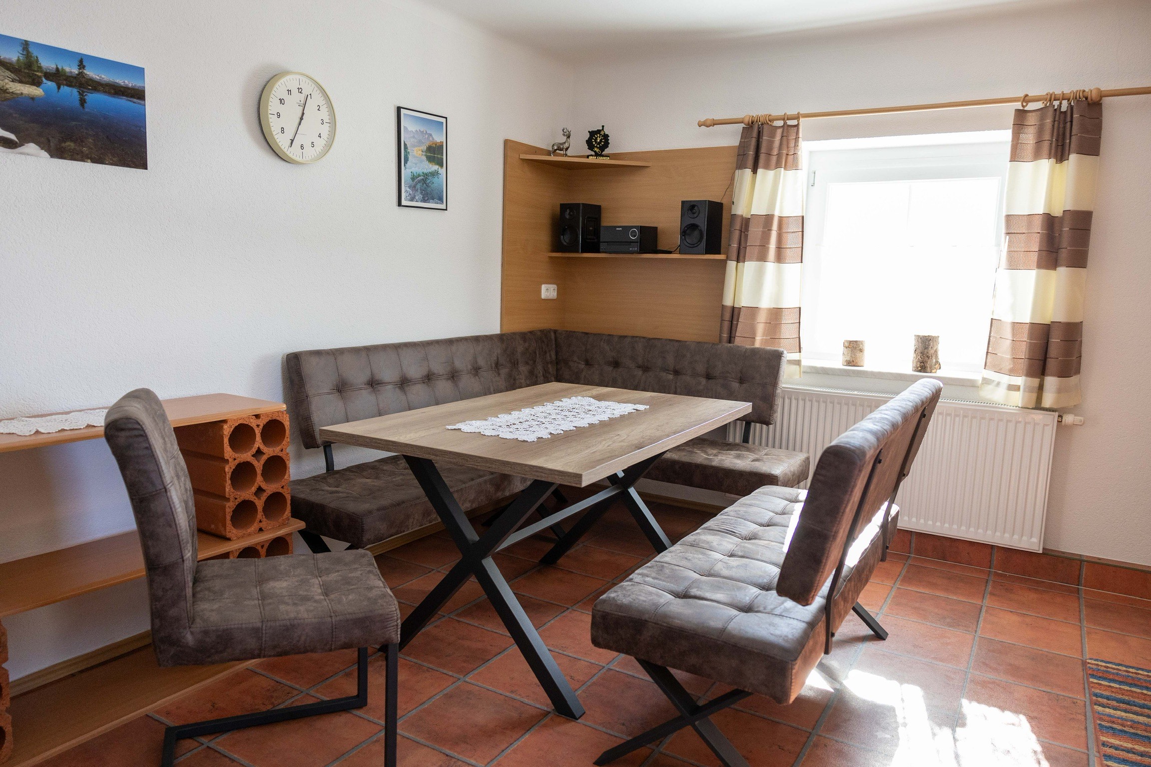 Die gemütliche Sitzecke im Apartment Klammer in Lederoptik und viel Lichteinfall.